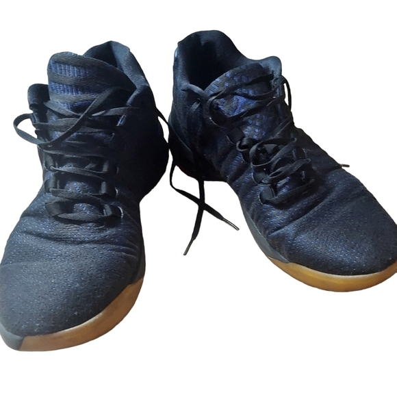 11 Jordan navy and black sneaker - Picture 2 of 8